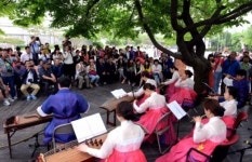 더위 식히는 정자나무 아래 풍류