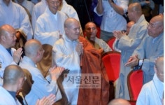 자승 스님, 조계종 총무원장 첫 연임… 앞으로 넘어야 할 산은