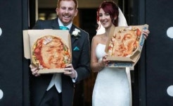“사진 아니야?” 피자에 그려진 신혼부부 얼굴 화제