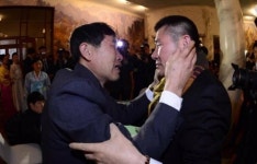 “살아 있었구나”… 납북선원, 40년 만에 동생 안고 오열