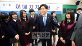 고교 찾아 학폭대책 의견 들은 황교안 법무