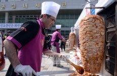 에네스 카야 “터키 대지진 때 한국 감동받았다” 케밥 자원봉사 쫓겨난 것 아니다