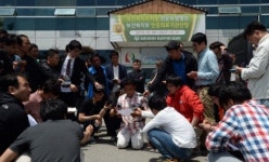 [포토]효사랑요양병원 이사장 무릎 꿇고 호소문 발표