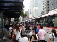 “저녁에 1번 출구서 만나”… 밤마다 교통지옥으로 변하는 ‘강남역’