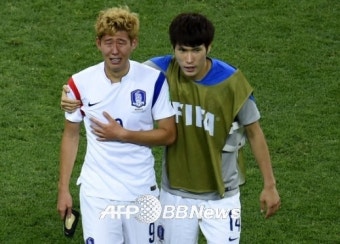 손흥민 눈물 흘리자 한국영 위로하며 잔디 밖으로[포토]