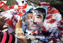 갈기갈기 찢긴 군국주의 상징 ‘히틀러’로 묘사된 아베 일본 총리 사진