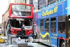 뉴욕 ‘타임스퀘어’ 한복판서 투어버스 충돌…14명 부상