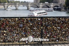 [포토] ‘사랑의 자물쇠’에 붕괴 위험…센강 다리에 자물쇠 대신 ‘셀카’를