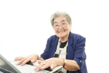 “인터넷 사용, 치매 예방에 효과적” <연구>