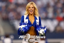 NFL 댈러스 카우보이스 치어리더들의 섹시한 응원, “눈을 뗄 수 없네...”