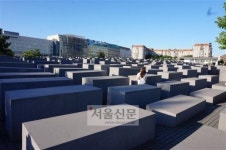 [함혜리 선임기자의 미술관 건축기행] 獨, 50여개 수용소 추모·교육 공간으로… 역사 바로 세우기