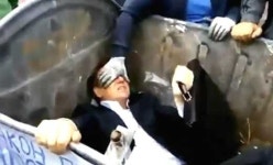 ‘넌 쓰레기야!’ 쓰레기통에 버려진 국회의원의 굴욕