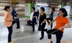 지하철 스트레칭… 건강 나눔 홍제역