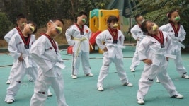 몇년 뒤 우리도? 대기오염 피해 ‘코 마스크’ 한 아이들