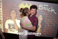 [포토] 사라 힐랜드, 생일 축하는 ‘키스로~’