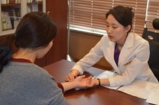 정수리 탈모 시작됐다면 서둘러 탈모한의원 찾아야