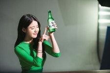 ‘소주광’ 아이유, 참이슬 새 얼굴 되다