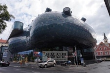 [함혜리 선임기자의 미술관 건축기행] <18>오스트리아 ‘쿤스트하우스 그라츠’