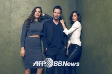 [화보+2] 키아누 리브스, “미녀들과 있으면서도 표정이 굳은 이유는...”