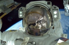 “우주 유영자 보이나요?”…ISS의 숨은그림찾기