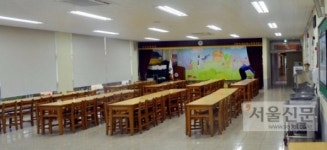 경남 초·중교 유상급식 전환 첫날…부모·교사·시민단체 항의 잇달아