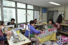 [현장 행정] 폐현수막 ‘무한변신’… “재활용하고 용돈도 벌고”