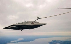 美차세대 무인 전투기 X-47B 첫 공중 급유 성공