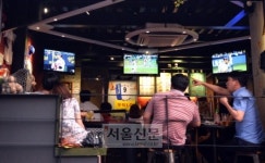 [커버스토리] 야구장 대신 ‘스포츠 펍’ 뜬다