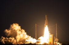 [포토] 화염 내뿜으며 발사되는 ‘아리안 5호’