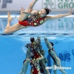 “나를 물 밖으로 솟구치게 하기 위해...물 속에선..”