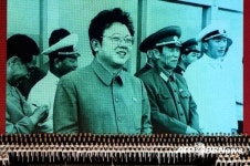 북한 대동강변 야외 음악회에서는 김정일 총비서 생전 모습 담긴 스크린이..
