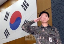 ‘늠름한 경례’…퇴원하는 김 하사