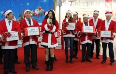“산타와 미코리더스가 전하는 크리스마스 선물”
