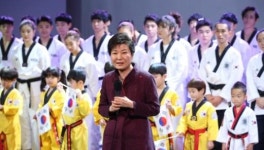 태권도 공연 관람한 朴대통령