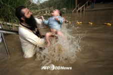 [포토] ‘너의 죄를 사하노라’… 요르단강 예수 세례터서 세례