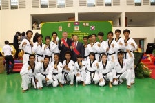 동남아 韓流산타… 태권도로 국제사회봉사 ‘기부 하이킥’