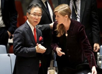 유엔 ‘대북 제재 결의안’ 회의서 대화 나누는 美-日 대사
