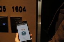 [커버스토리] 호텔 침대서 손가락만 까딱 … 아직도 카드 키로 문 여나요