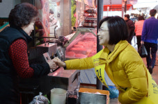 [서울포토]김제남 정의당 은평을 예비후보, 대조시장에서 상인들과 인사