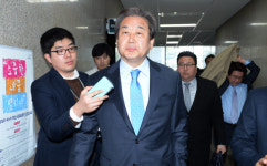 [서울포토]김무성 대표, 한발 앞서 회의장 나가