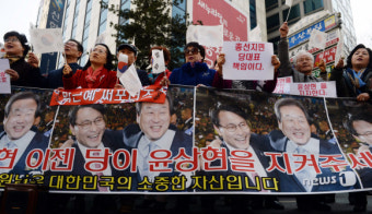 [서울포토] 새누리당 당사 앞에서 시위하는 윤상현 지지자들