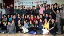 [서울포토] 朴대통령, 부산 사하구 사랑채노인복지관 방문