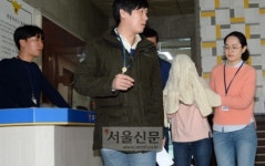 [포토뉴스] 경찰관에게 염산 뿌린 30대 여성 이송