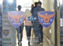 [서울포토]경찰관에게 염산 뿌린 30대 여성 격리