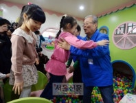 [서울포토] 어린이집을 찾은 김종인 더불어민주당 비대위 대표