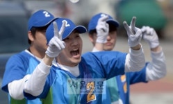 [서울포토]춘천풍물시장 앞 춤추는 허영후보 자원봉사자들