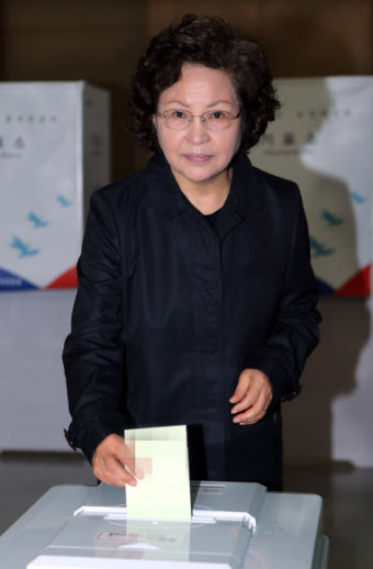검은 코트 차림의 권양숙 여사, 이른 아침 투표 행사