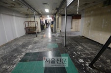 [서울포토] 텅 빈 고속터미널 의류상가