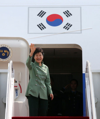 [서울포토]박근혜 대통령, 이란 국빈방문 출국