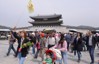 [서울포토] 중국 단체 관광객들 경복궁 관람